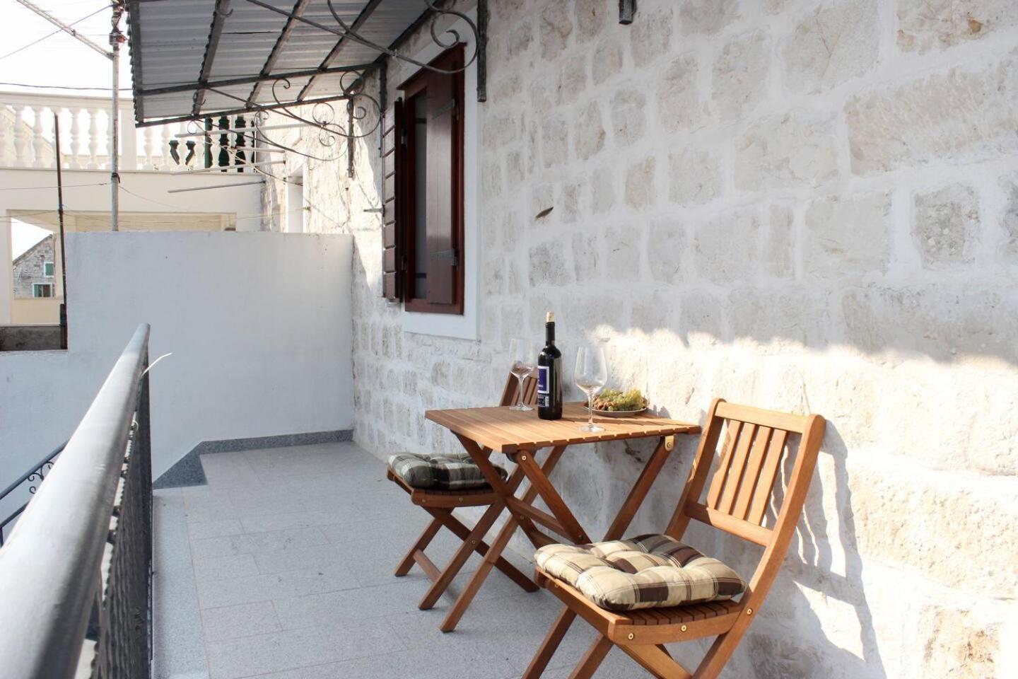 Apartment In Stone House On Seaside Kastela Exterior photo